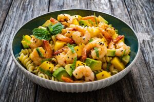 Receta de Fusilli con gambas y aguacate
