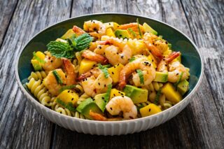 Receta de Fusilli con gambas y aguacate