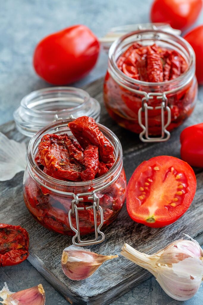 Tarros de tomates secos con aceite