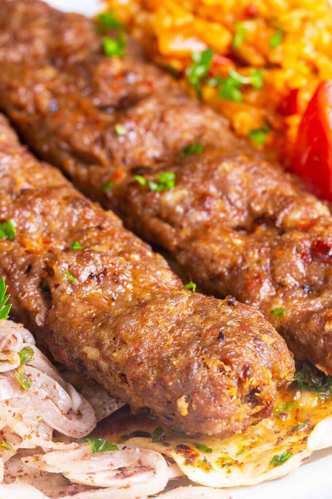 Plato de adana kebab