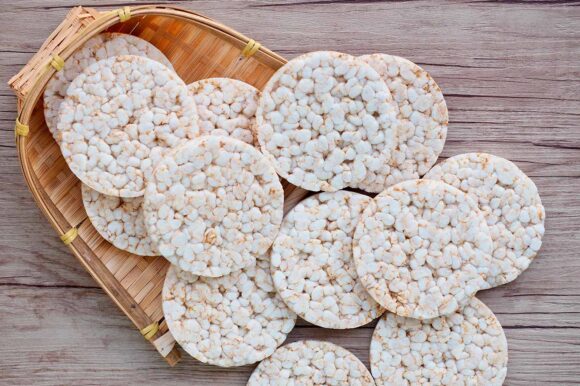 Tortitas de arroz inflado, snaks caseros para una dieta saludable