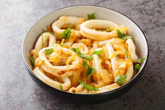 Calamares encebollados