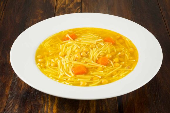 Sopa de fideos con garbanzos de bote