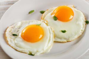 Huevos fritos en freidora de aire