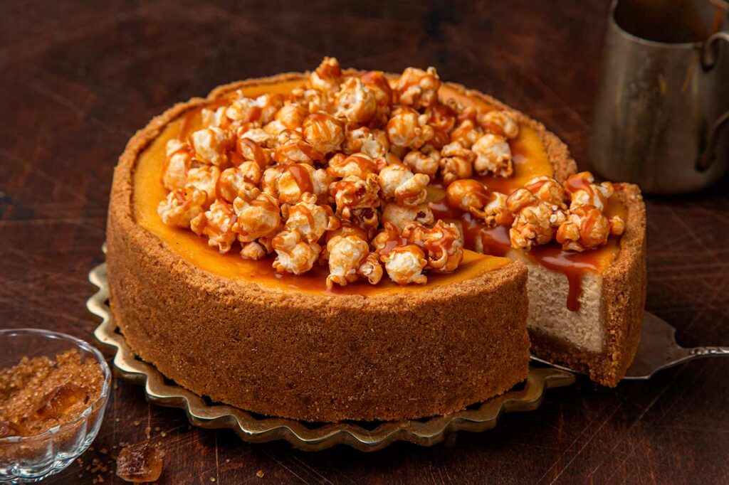 Receta de tarta de queso con palomitas de maíz y caramelo