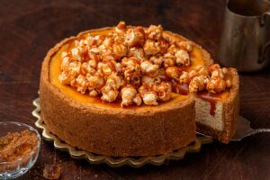 Receta de tarta de queso con palomitas de maíz y caramelo