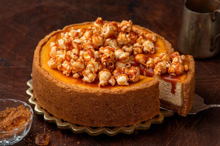 Receta de tarta de queso con palomitas de maíz y caramelo