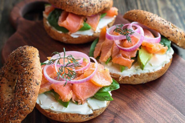 Bagel de salmón, queso y espinacas