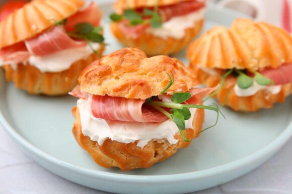 Profiteroles con queso y jamón