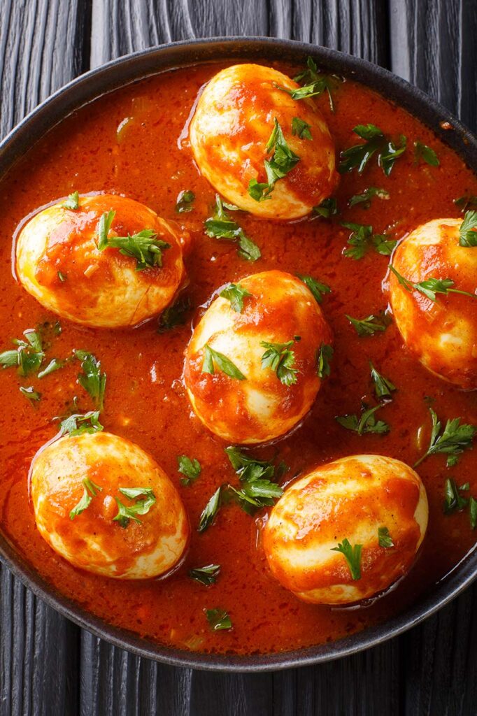 Huevos cocidos con tomate