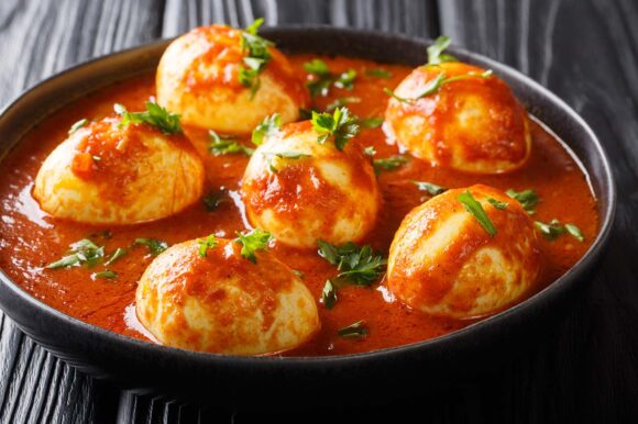 Huevos cocidos con tomate