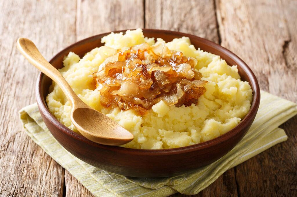 Puré de patatas con cebolla caramelizada