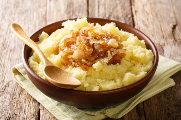 Puré de patatas con cebolla caramelizada