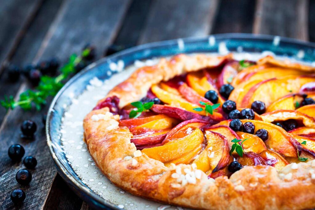 Receta de galette de melocotón y arándanos