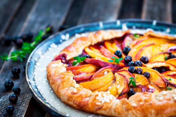 Galette de melocotón y arándanos