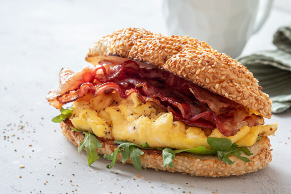 Bocadillo de huevos revueltos con beicon