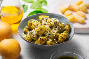 Gnocchi con salsa de pesto
