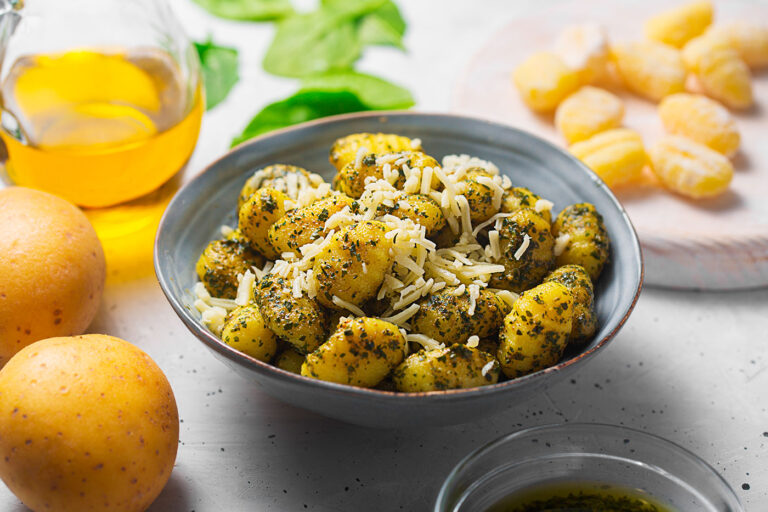 Gnocchi con salsa de pesto