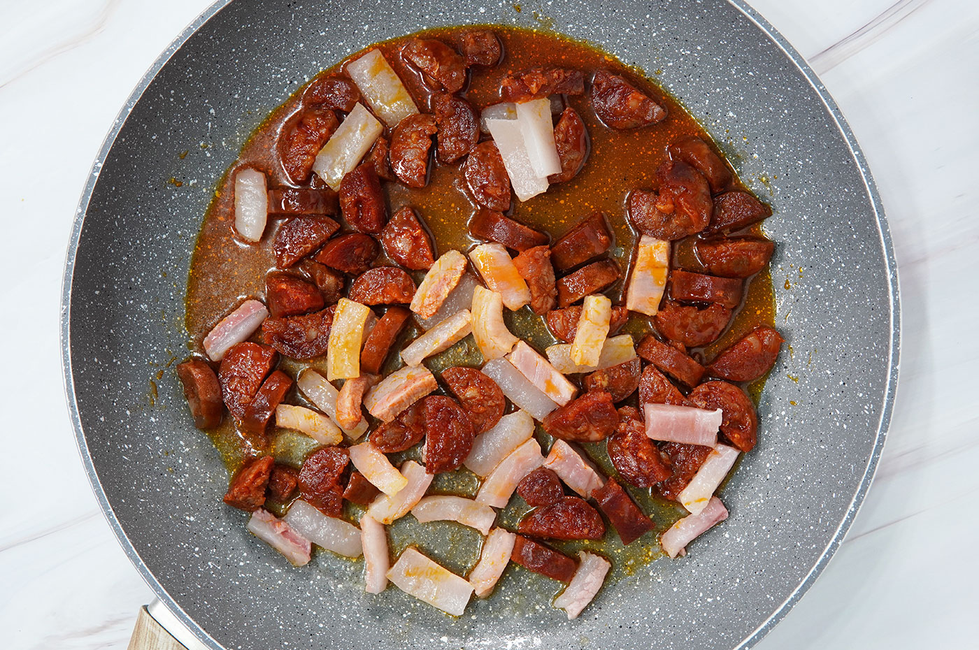 Sofrito de chorizo y panceta para las migas de pastor