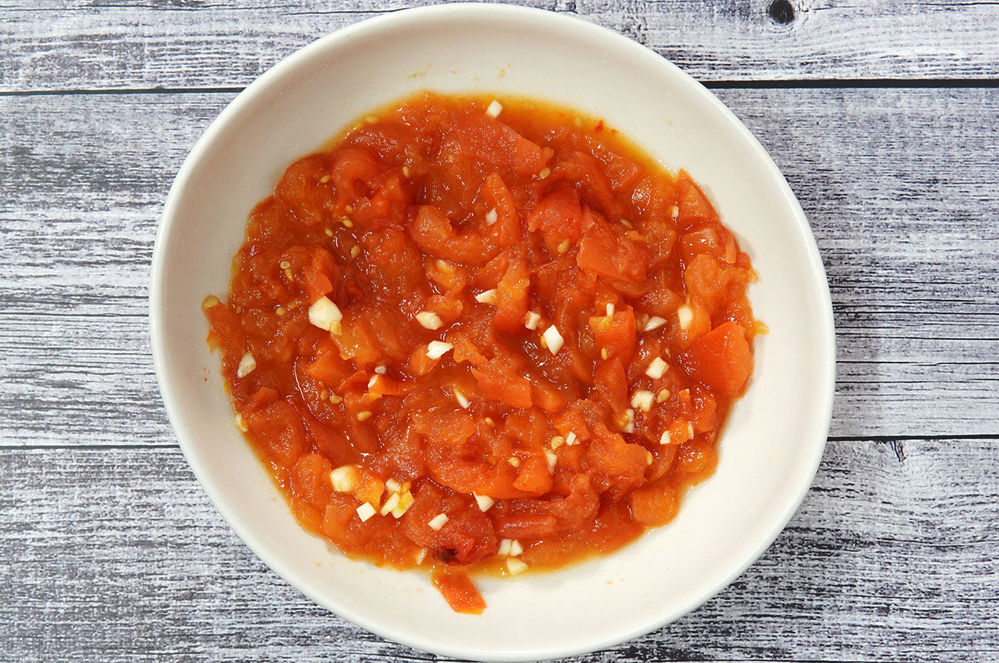 Tomate asado picado con ajo para el zorongollo