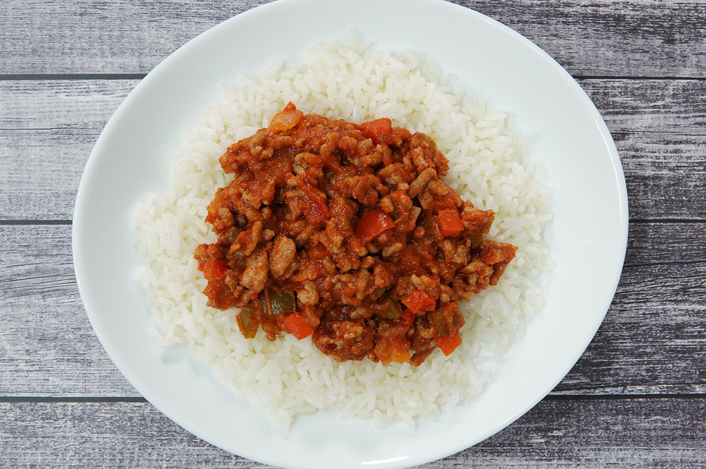 Vista cenital del arroz con carne picada