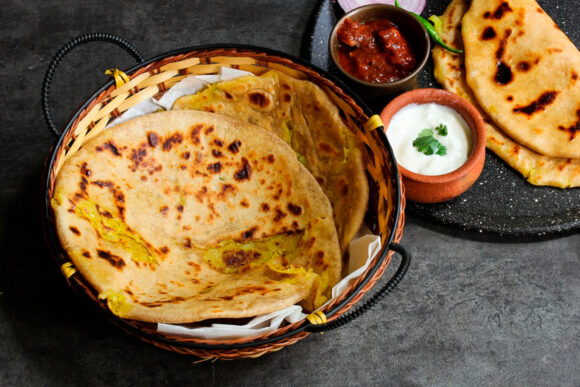 Paratha, pan plano indio con mantequilla