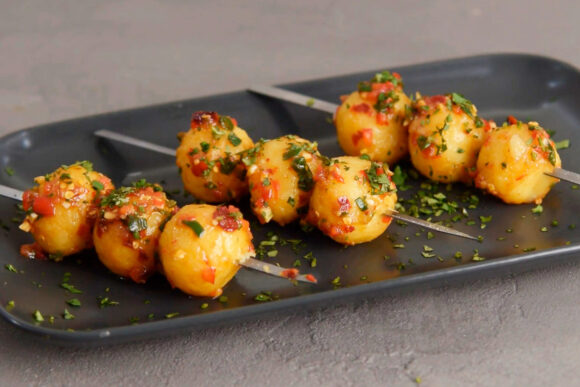 Brochetas de patatas picantes