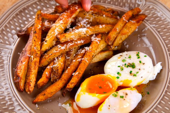 Patatas asadas caseras con huevos escalfados